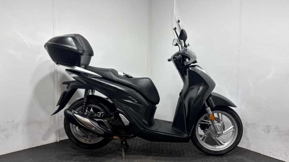 (23MY) Honda SH125i with Top Box